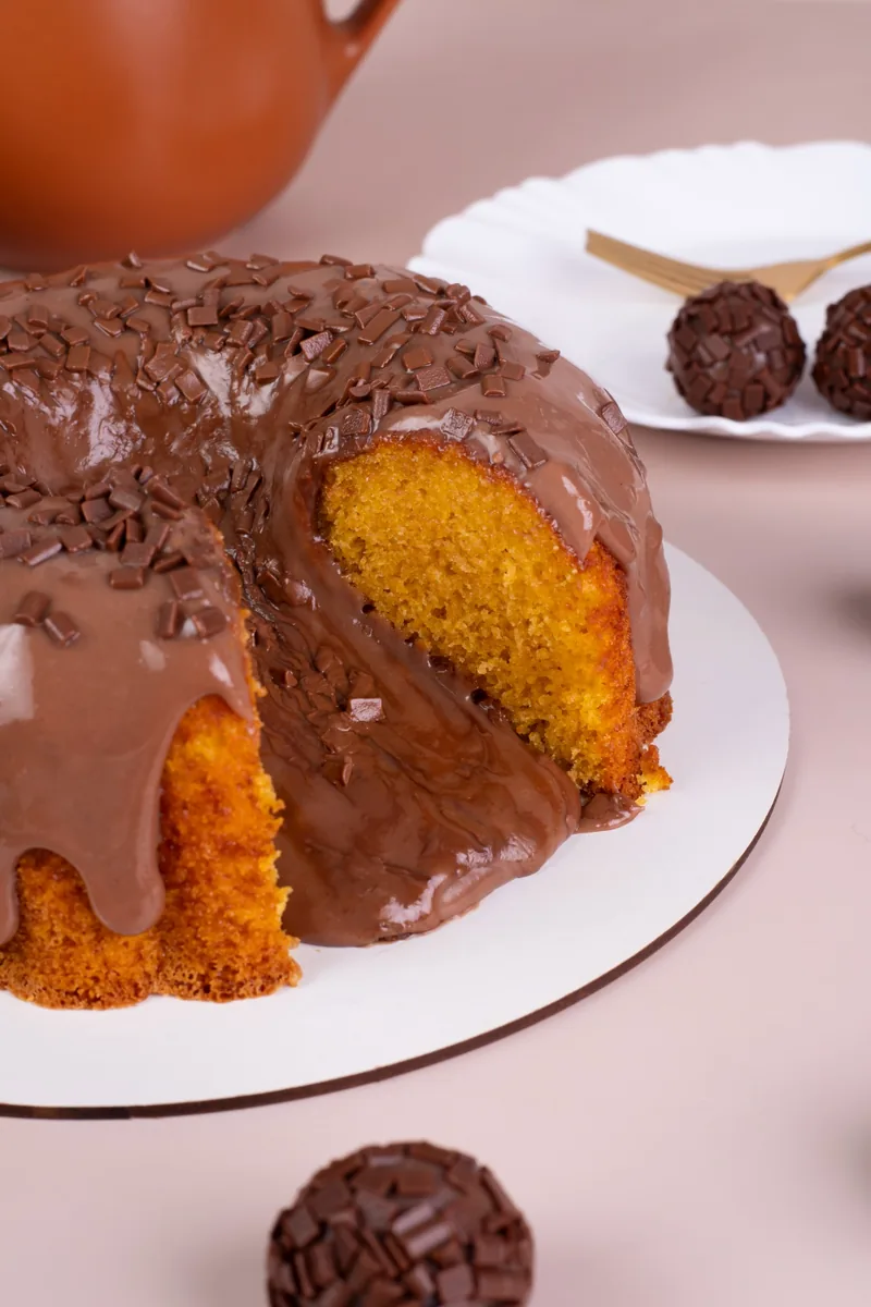 Bolo vulcão com cobertura cremosa de chocolate