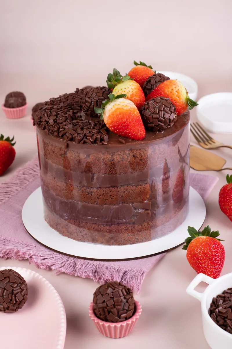 Bolo de chocolate com morangos em acabamento acetato